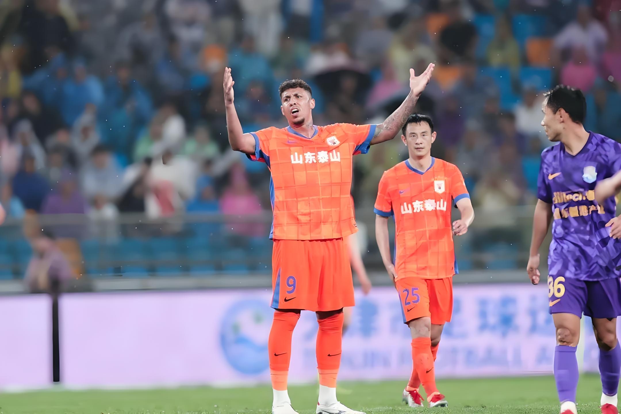 足总杯倒计时,山东泰山今夜单刀错失,细节引发关注,气氛紧张,球探报告显示潜力 足总杯倒计时,山东泰山今夜单刀错失,细节引发关注,气氛紧张,球探报告显示潜力