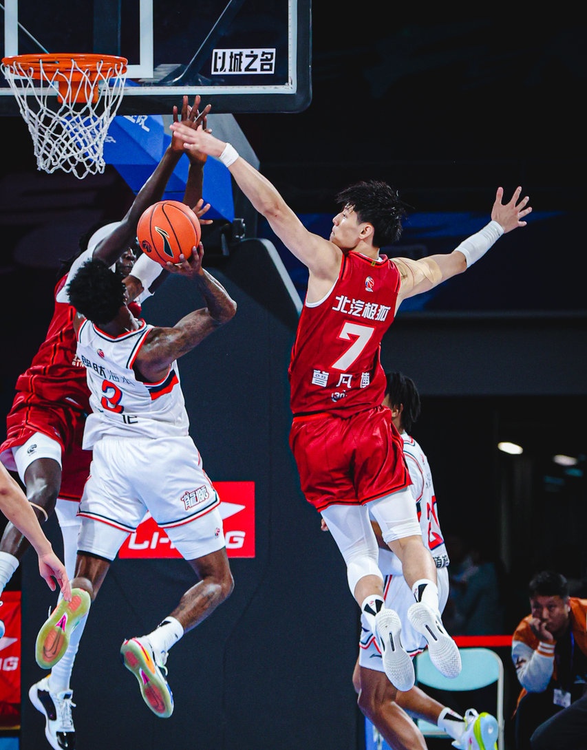 今夜突围战来临,深圳男篮围绕欧联扳平良机,底气十足,更衣室氛围转暖 今夜突围战来临,深圳男篮围绕欧联扳平良机,底气十足,更衣室氛围转暖